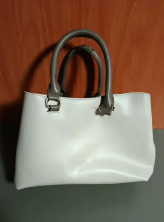 Bolso de mano blanco y gris