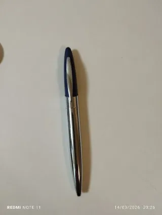 Llavero y bolígrafo azul