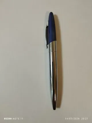 Llavero y bolígrafo azul