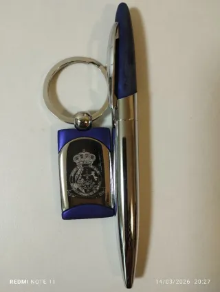 Llavero y bolígrafo azul