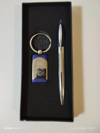 Llavero y bolígrafo azul