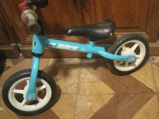 Bicicleta de equilibrio azul