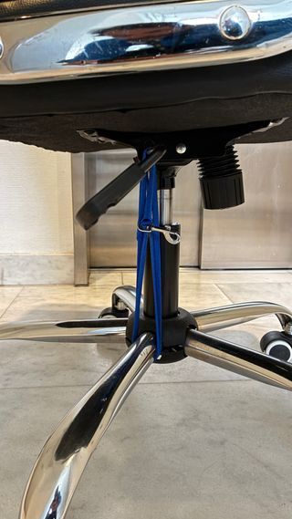 Silla de oficina negra con ruedas