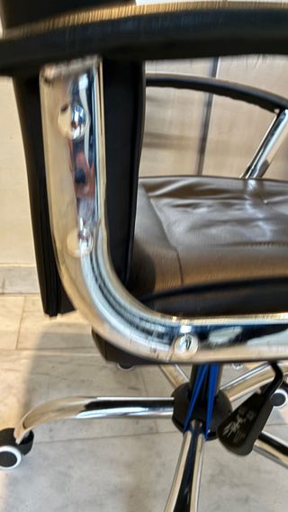 Silla de oficina negra con ruedas