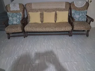 3 sillones de tela y madera