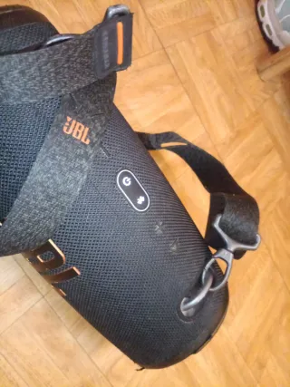 Altavoz JBL Negro con Correa