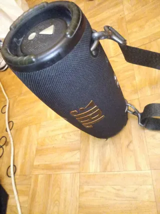 Altavoz JBL Negro con Correa