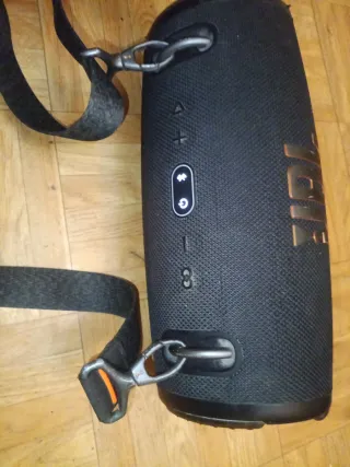 Altavoz JBL Negro con Correa