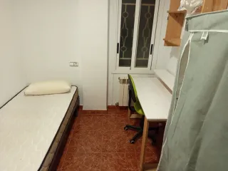 Se alquila habitación en piso tranquilo.