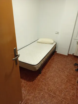 Se alquila habitación en piso tranquilo.