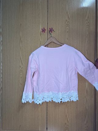 Camiseta rosa con encaje floral