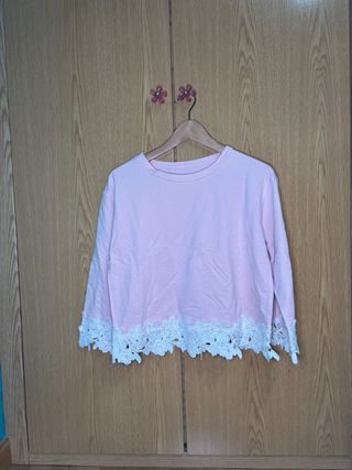 Camiseta rosa con encaje floral