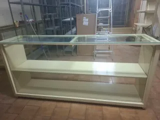 Mostrador Vitrina Metal y Cristal Beige