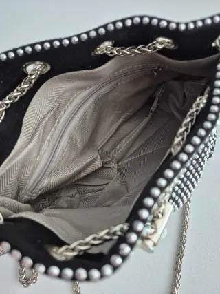 Bolso mini tipo clutch con pedrería, plateada