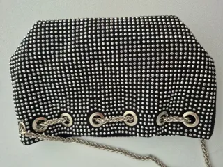 Bolso mini tipo clutch con pedrería, plateada