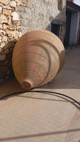Tinaja antigua de barro para vino