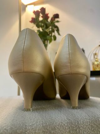 Zapatos tacón bajo dorados talla 40