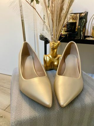 Zapatos tacón bajo dorados talla 40