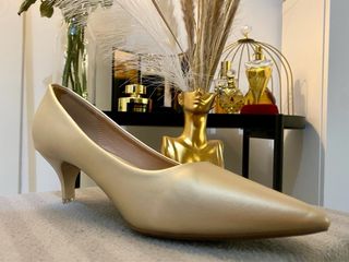 Zapatos tacón bajo dorados talla 40