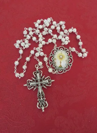 Rosario plateado con medalla