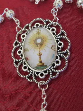 Rosario plateado con medalla