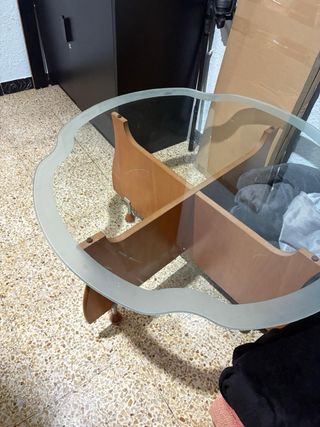 Mesa de cristal y madera