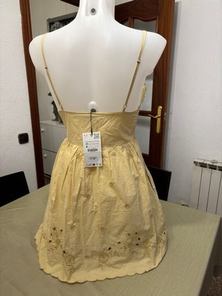 Vestido amarillo beige, con bordados.