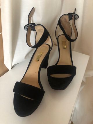 Sandalias de ante negro con tacón