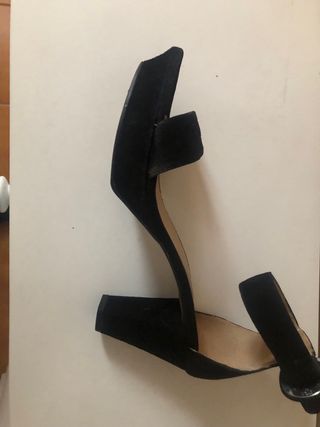 Sandalias de ante negro con tacón