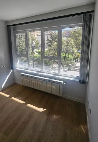 Cortinas verticales de lamas grises