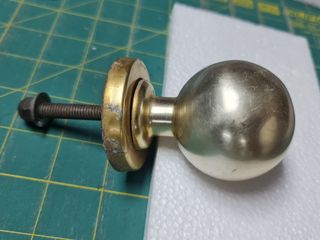 Pomo redondo de latón con tornillo