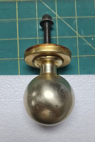 Pomo redondo de latón con tornillo