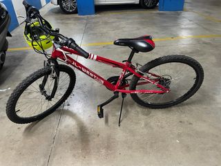 Bicicleta de montaña infantil roja