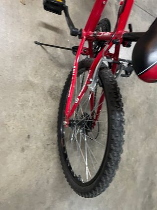 Bicicleta de montaña infantil roja