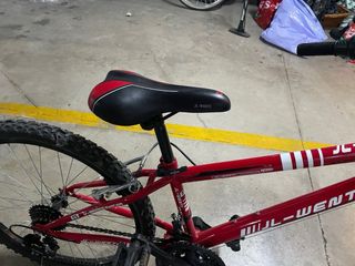 Bicicleta de montaña infantil roja