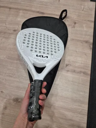 Pala de pádel blanca con diseño