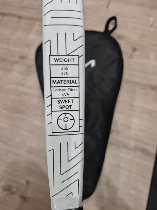 Pala de pádel blanca con diseño