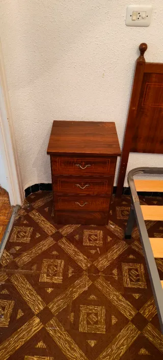 Mesilla de noche de madera oscura