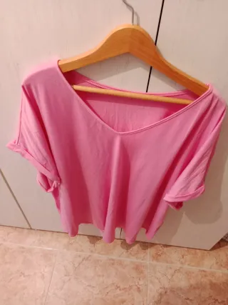 Camiseta rosa cuello pico
