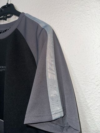 Camiseta McKenzie Negra y Gris