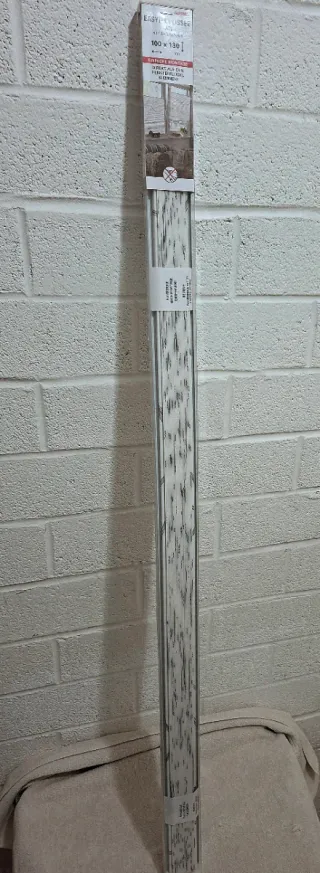 Cortina plisada blanca con trazas grises 100x130cm