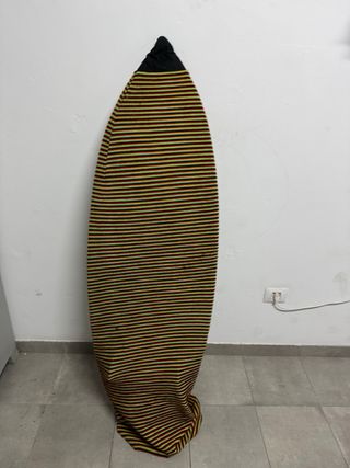 Tabla de surf con funda.
