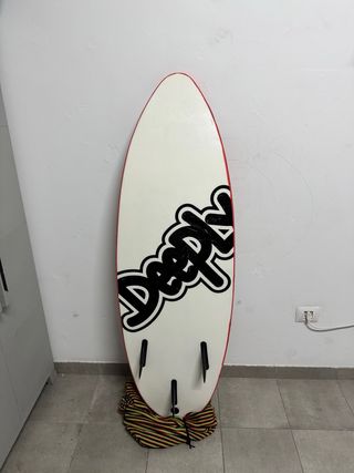 Tabla de surf con funda.