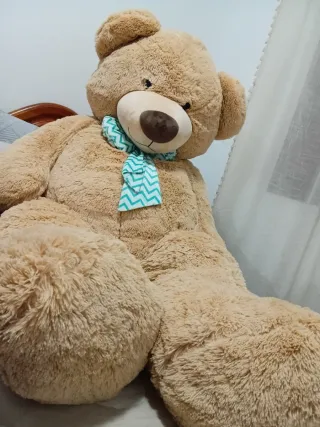 Oso de peluche grande con bufanda