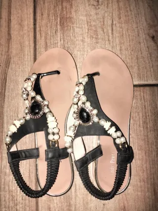 Sandalias planas con pedrería