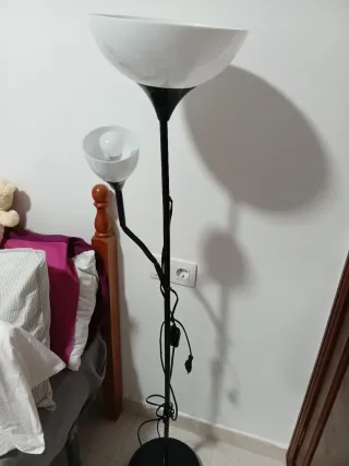 Lámpara de pie blanca y negra