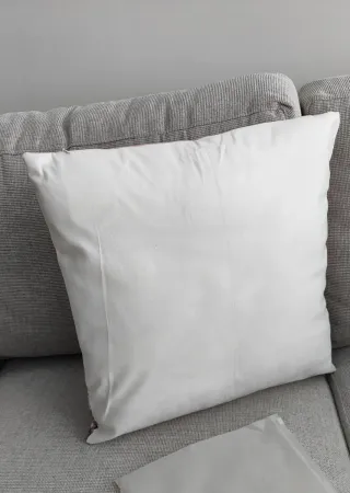 Funda cojín rosa y grises.