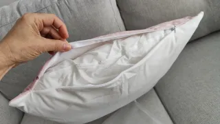 Funda cojín rosa y grises.