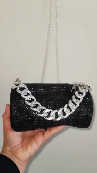 Bolso negro con asa y bandolera plateada