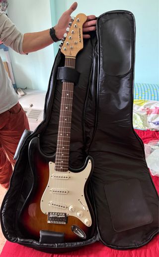 Guitarra Eléctrica Academy Sunburst